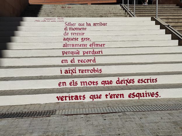 Els versos de Montserrat Abelló tornen al barri del Port de Tarragona gràcies a «Carrer Poesia», una iniciativa de l’APELLC